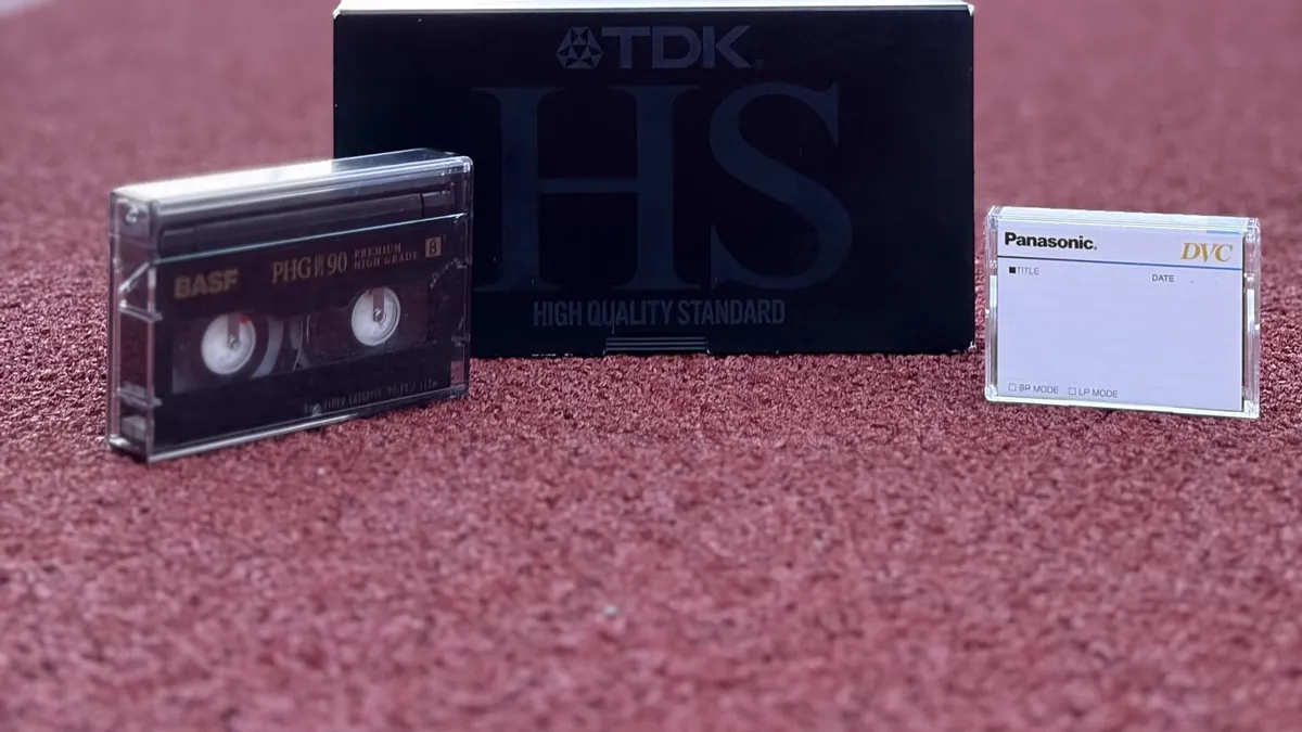 Kazeta Hi8, VHS kazeta v obale a kazeta MiniDV položené vedľa seba