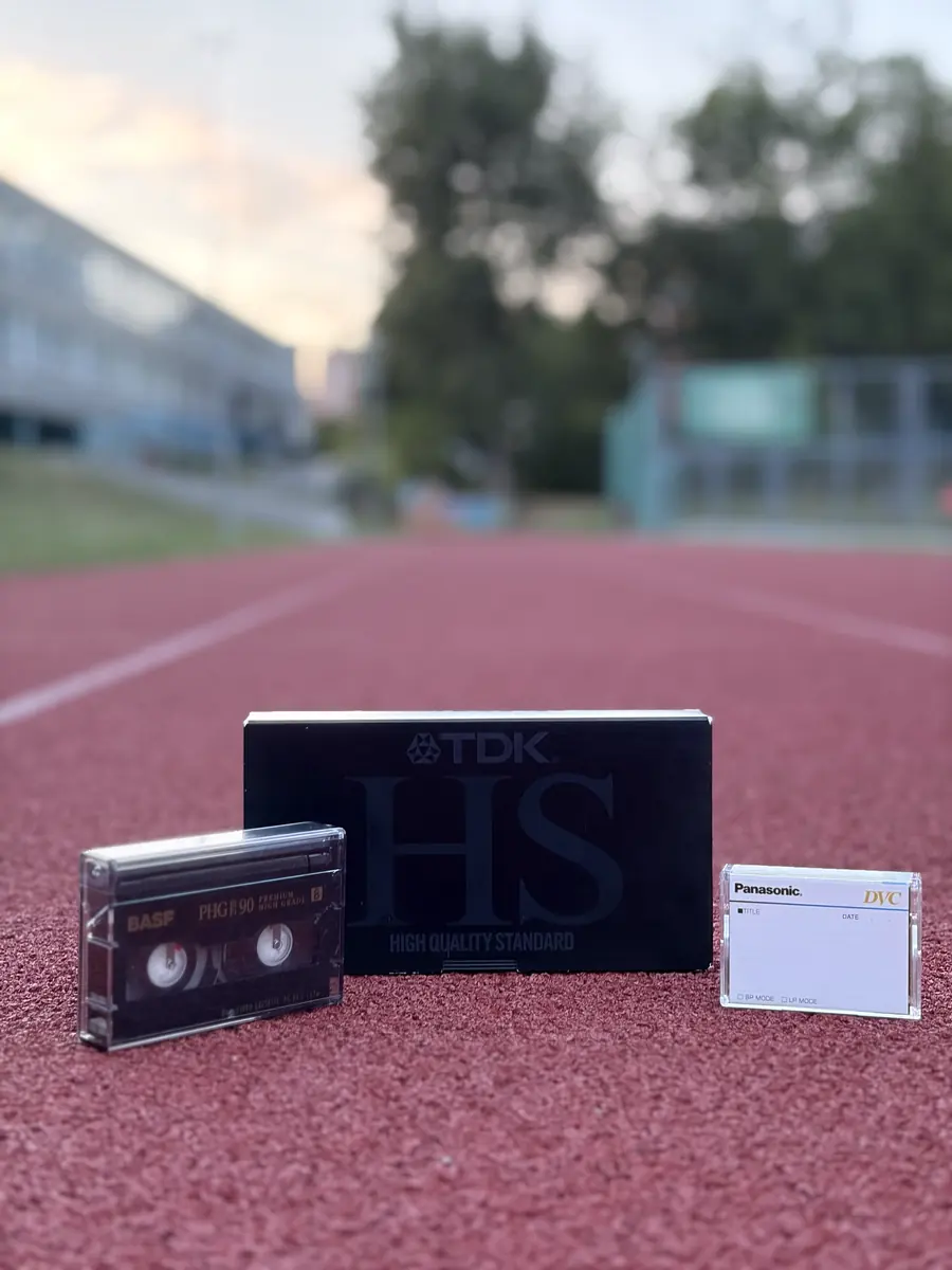 VHS, audiokazeta a MiniDV pripravené na spracovanie
