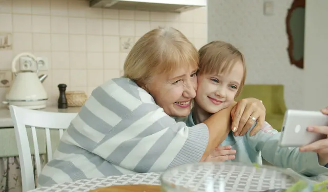 Babka s vnučkou sa objímajú